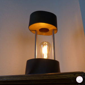 Lampe artisanale en bouleau peinte en noir et or acrylique, tiges en acier. Birch handmade lamp painted in grey acrylic, steel rods