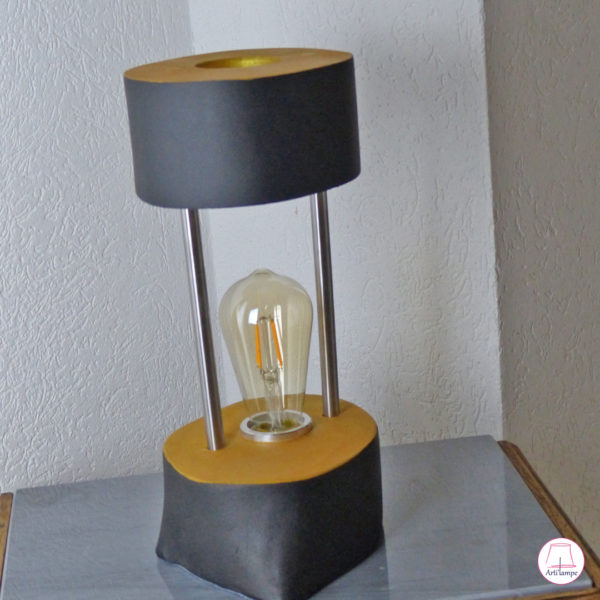 Lampe artisanale en bouleau peinte en noir et or acrylique, tiges en acier. Birch handmade lamp painted in grey acrylic, steel rods