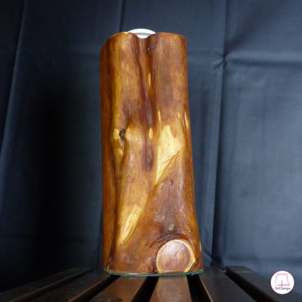 Lampe fabriquée en thuya avec support pour abat-jour Handcrafted thuja lamp with an attachment for a lampshade