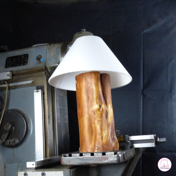 Lampe fabriquée en thuya avec abat-jour en coton Handcrafted thuja lamp with a cotton lampshade