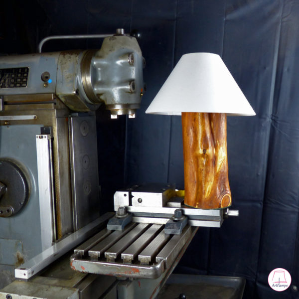 Lampe fabriquée en thuya avec abat-jour en coton Handcrafted thuja lamp with a cotton lampshade