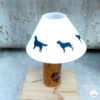 Lampe en thuya avec abat-jour en coton motifs chiens. Thuja lamp with cotton lampshade, dogs painted patterns
