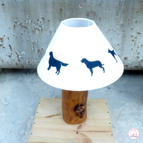 Lampe en thuya avec abat-jour en coton motifs chiens. Thuja lamp with cotton lampshade, dogs painted patterns