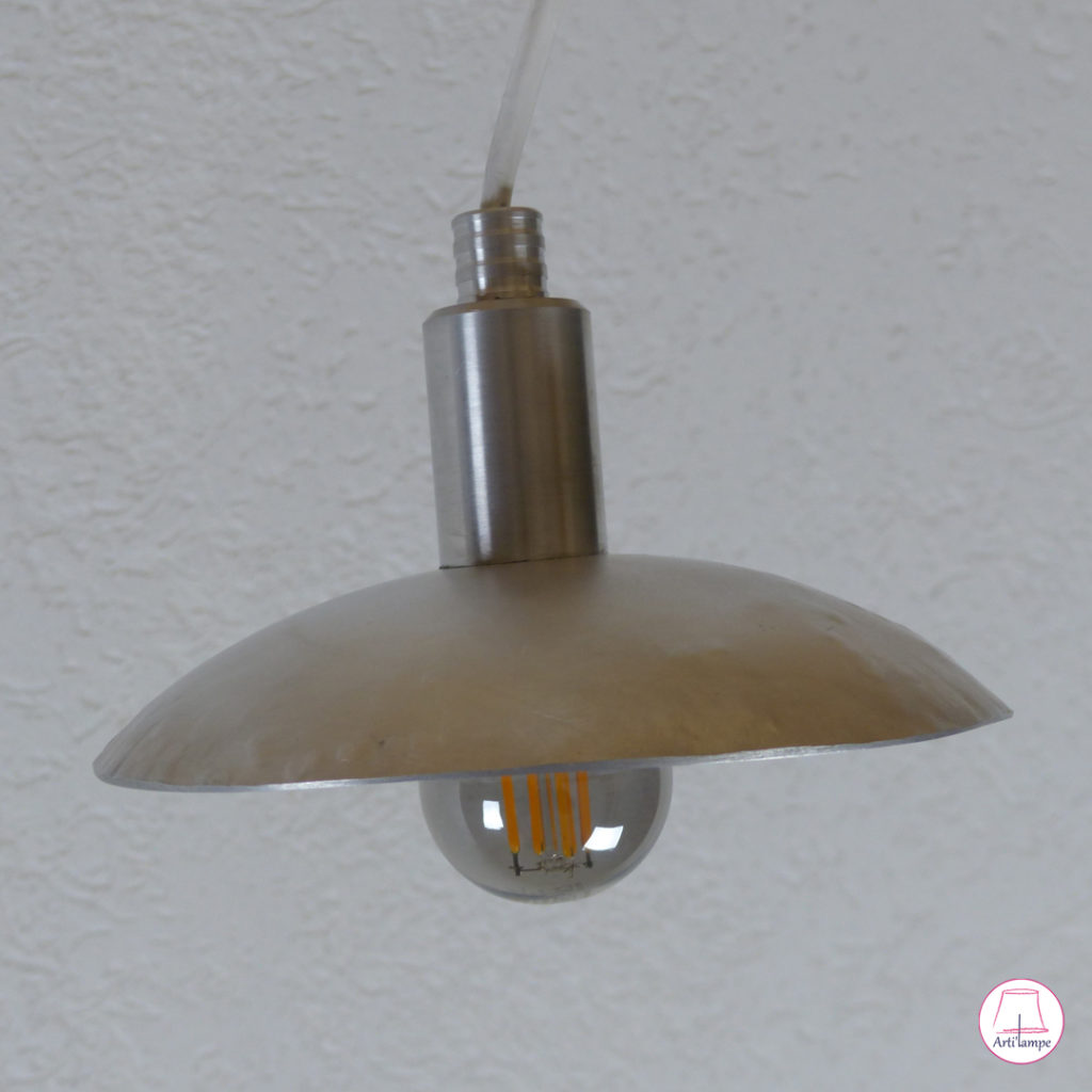 Lampe en aluminium fabriquée à la main aux marteaux et billot de bois aluminium lamp made by hand with hammers and wooden block