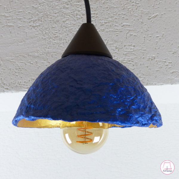 lampe suspension bleue et or en papier mâché peinte en acrylique métallisé.