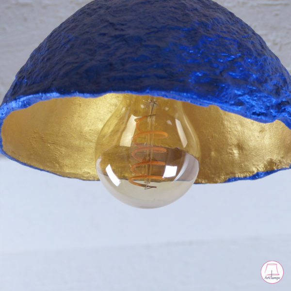 lampe suspension bleue et or en papier mâché peinte en acrylique métallisé.