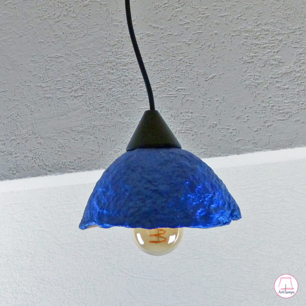 lampe suspension bleue et or en pâte à papier peinte en acrylique métallisé.