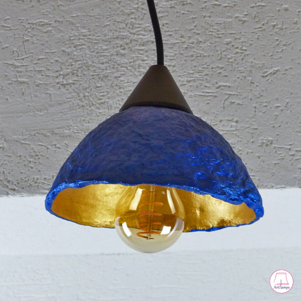 lampe suspension bleue et or en pâte à papier peinte en acrylique métallisé.