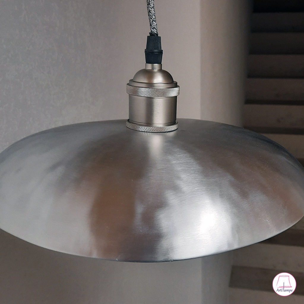 Lampe en acier fabriquée à la main aux marteaux et billot de bois Steel lamp made by hand with hammers and wooden block
