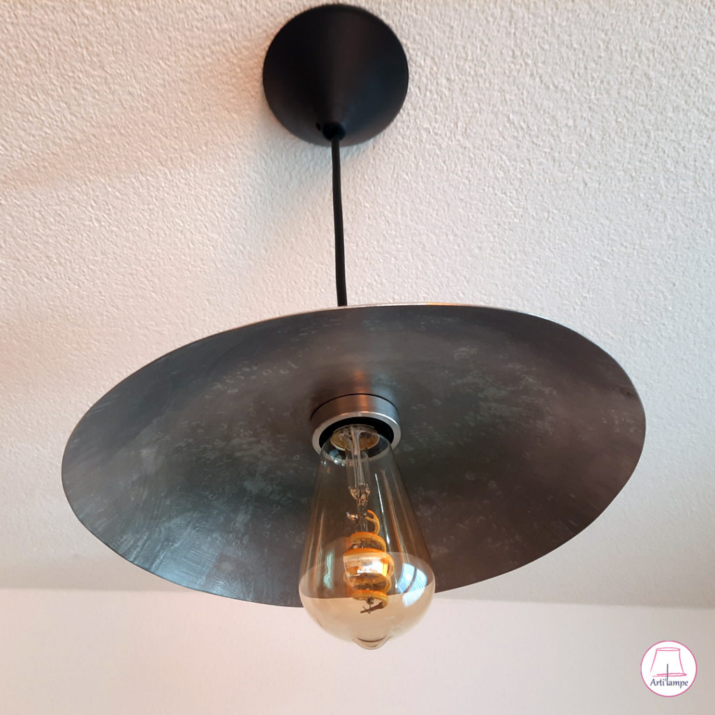Lampe en acier fabriquée à la main aux marteaux et billot de bois Steel lamp made by hand with hammers and wooden block