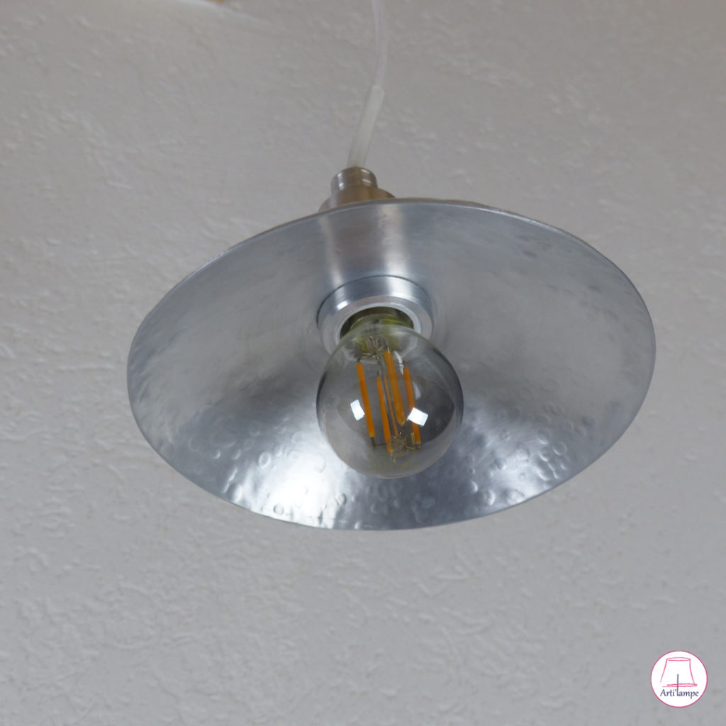Lampe en aluminium fabriquée à la main aux marteaux et billot de bois aluminium lamp made by hand with hammers and wooden block