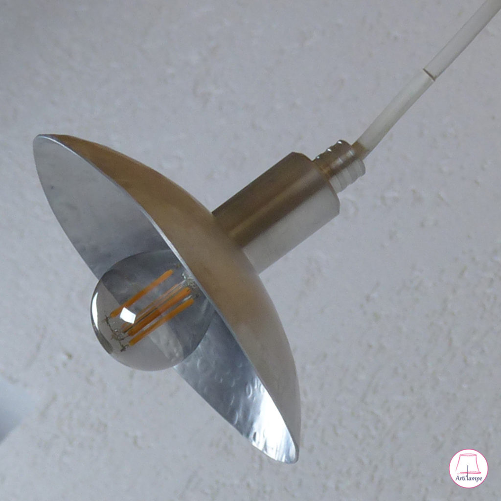 Lampe en aluminium fabriquée à la main aux marteaux et billot de bois aluminium lamp made by hand with hammers and wooden block