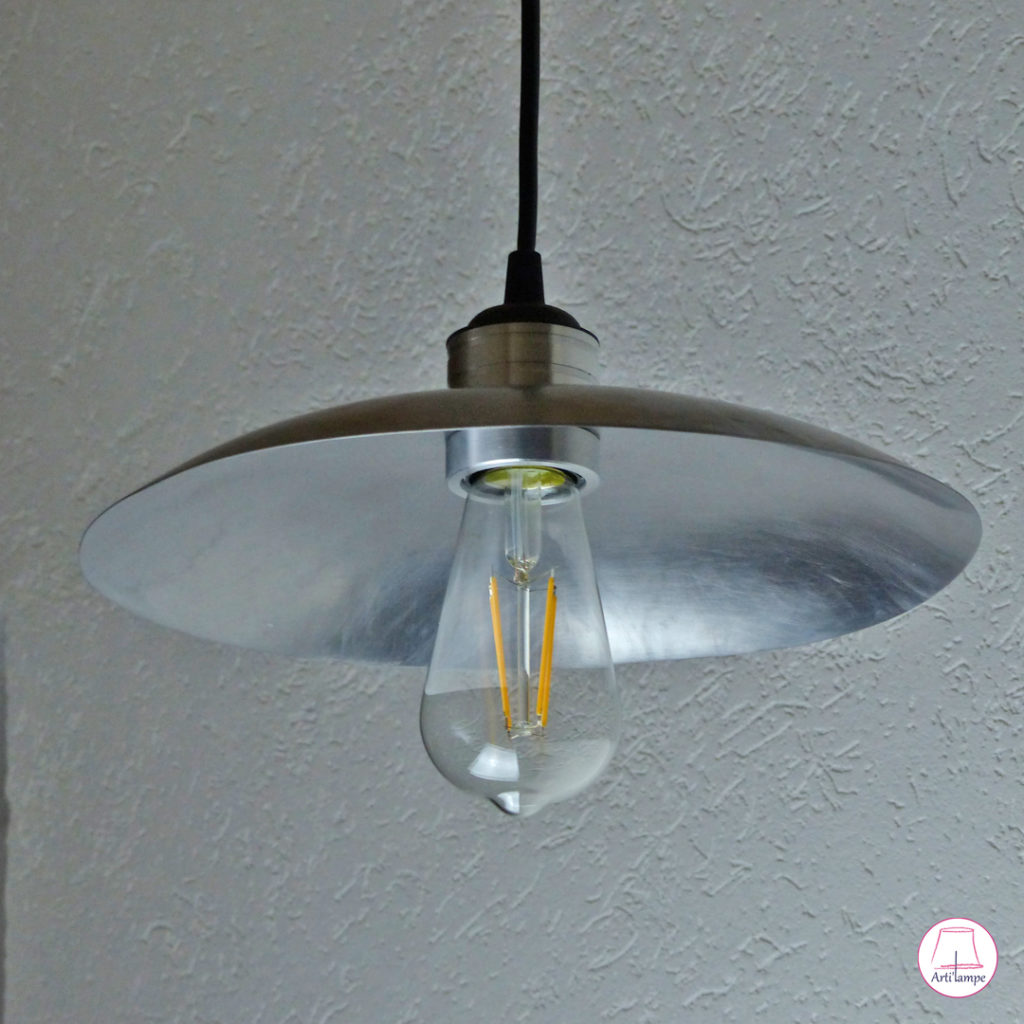 Lampe en acier fabriquée à la main aux marteaux et billot de bois Steel lamp made by hand with hammers and wooden block