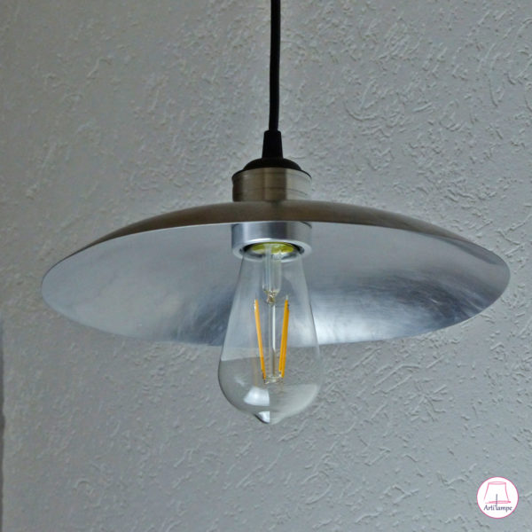 Lampe en acier fabriquée à la main aux marteaux et billot de bois Steel lamp made by hand with hammers and wooden block