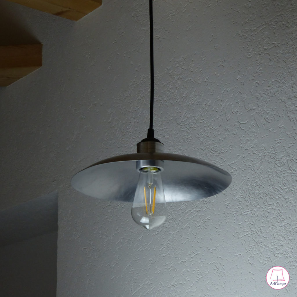 Lampe en acier fabriquée à la main aux marteaux et billot de bois Steel lamp made by hand with hammers and wooden block