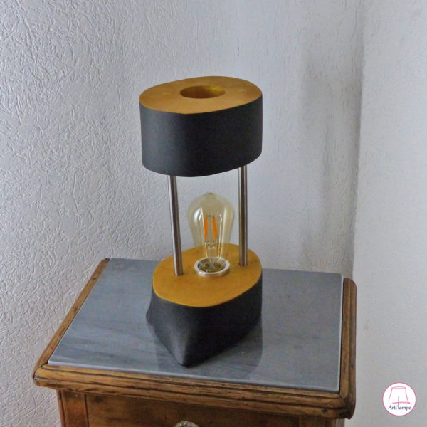 Lampe artisanale en bouleau peinte en noir et or acrylique, tiges en acier. Birch handmade lamp painted in grey acrylic, steel rods