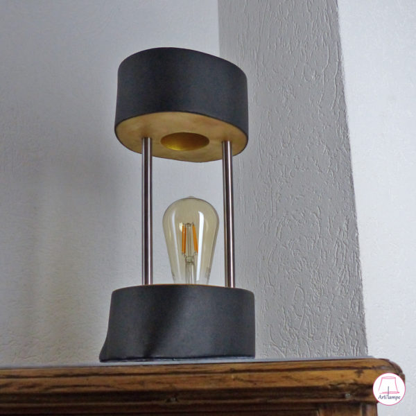 Lampe artisanale en bouleau peinte en noir et or acrylique, tiges en acier. Birch handmade lamp painted in grey acrylic, steel rods