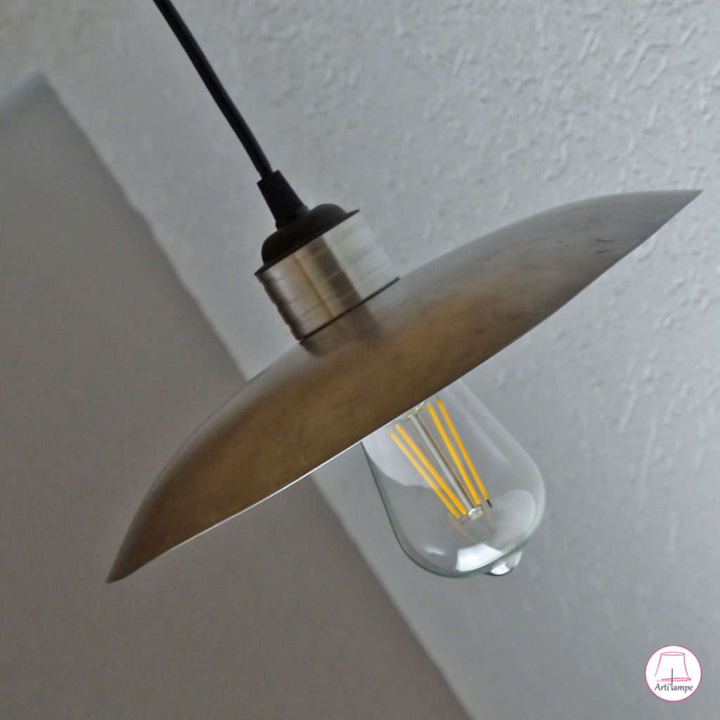Lampe en acier fabriquée à la main aux marteaux et billot de bois Steel lamp made by hand with hammers and wooden block