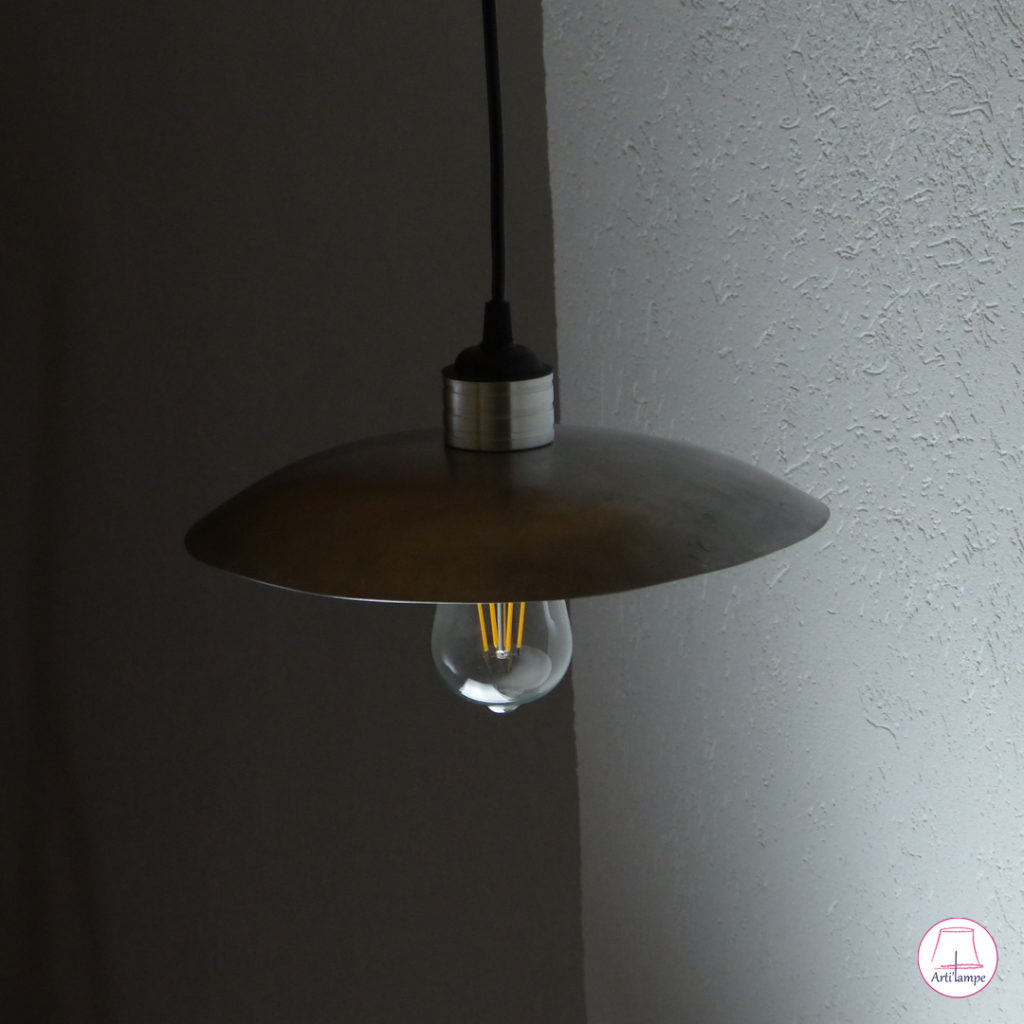 Lampe en acier fabriquée à la main aux marteaux et billot de bois Steel lamp made by hand with hammers and wooden block