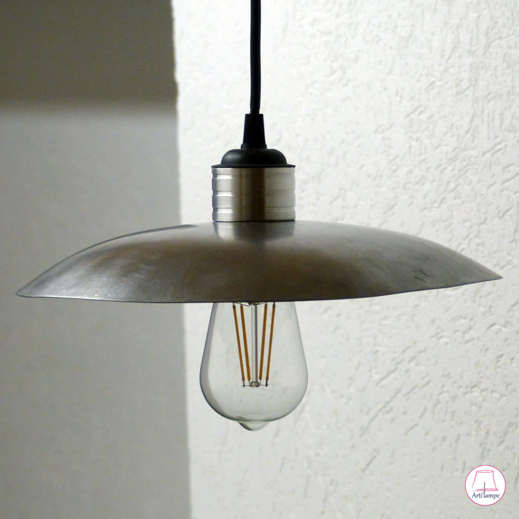 Lampe en acier fabriquée à la main aux marteaux et billot de bois Steel lamp made by hand with hammers and wooden block