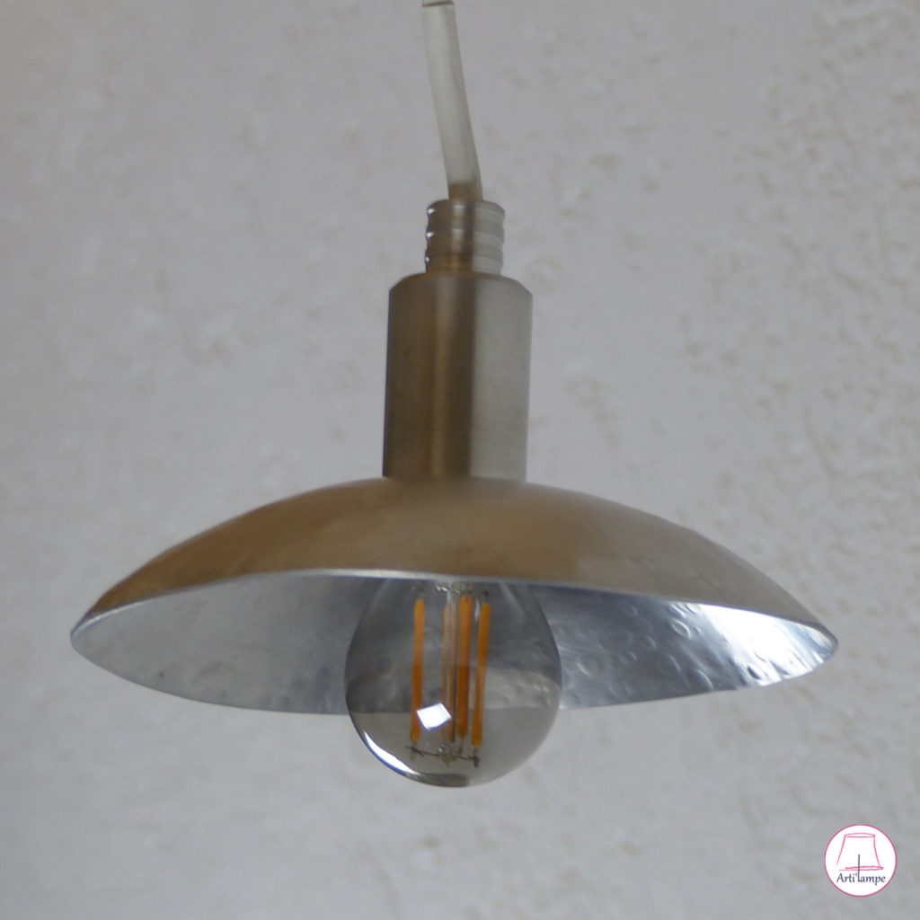 Lampe en aluminium fabriquée à la main aux marteaux et billot de bois aluminium lamp made by hand with hammers and wooden block