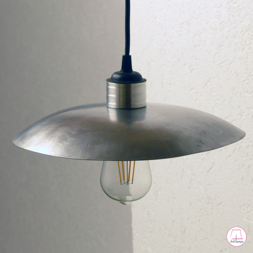 Lampe en acier fabriquée à la main aux marteaux et billot de bois Steel lamp made by hand with hammers and wooden block