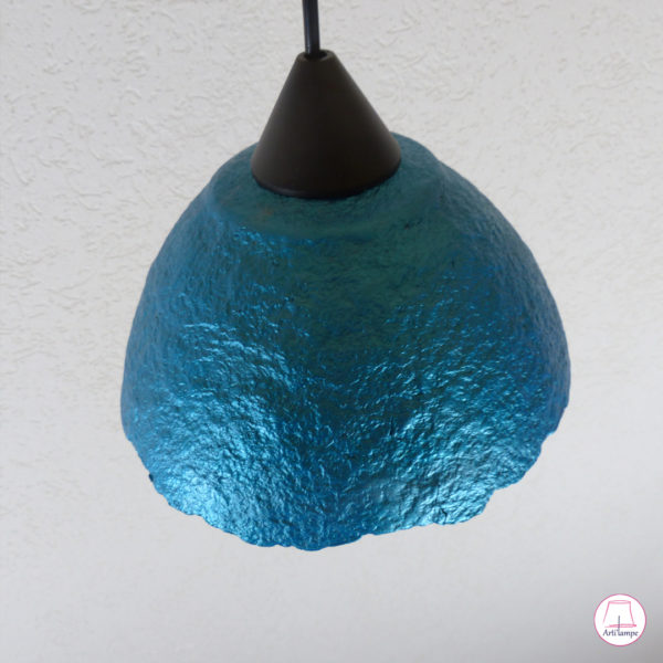 lampe suspension turquoise et or en pâte à papier peinte en acrylique métallisé. handcrafted papermache pendant lamp painted in metallic acrylic