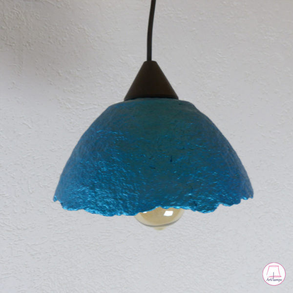 lampe suspension turquoise et or en pâte à papier peinte en acrylique métallisé. handcrafted papermache pendant lamp painted in metallic acrylic