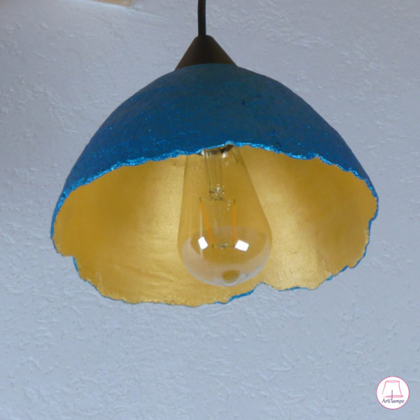 lampe suspension turquoise et or en pâte à papier peinte en acrylique métallisé. handcrafted papermache pendant lamp painted in metallic acrylic