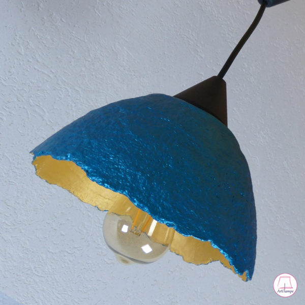 lampe suspension turquoise et or en papier mâché peinte en acrylique métallisé.
