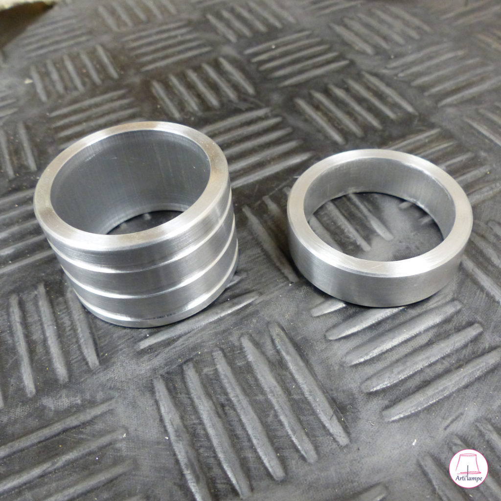 Usinage des bagues aluminium pour le cache et arrêt de la douille d'ampoule Machining the aluminum rings for the cover and stopper of the bulb socket