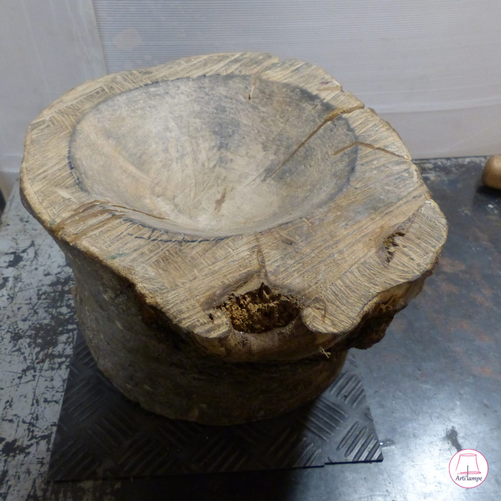 Billot de bois et marteaux pour la fabrication des lampes en métal Block of wood and hammers for the manufacture of metal lamps