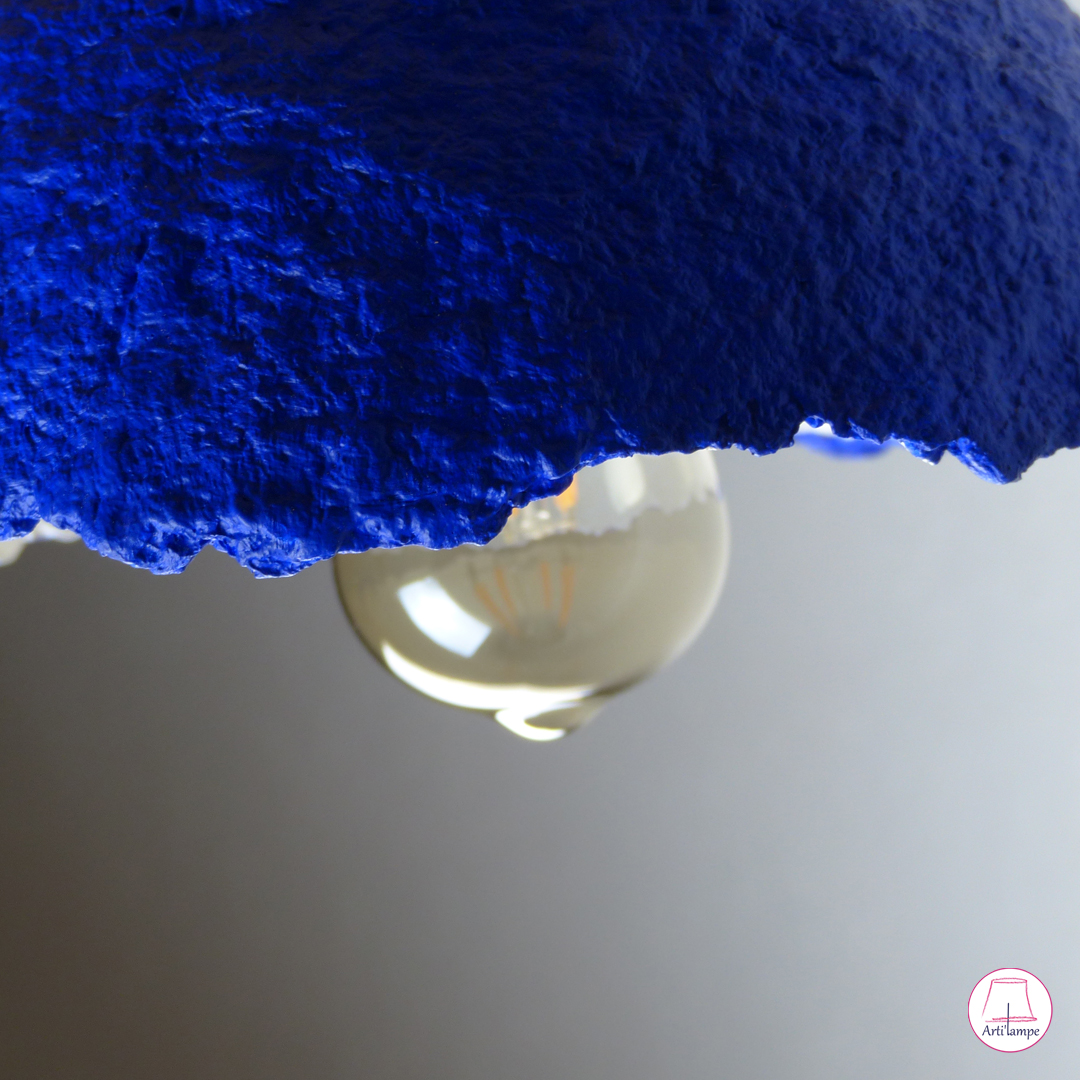 lampe suspension bleue et blanche en papier mâché peinte en acrylique métallisé.