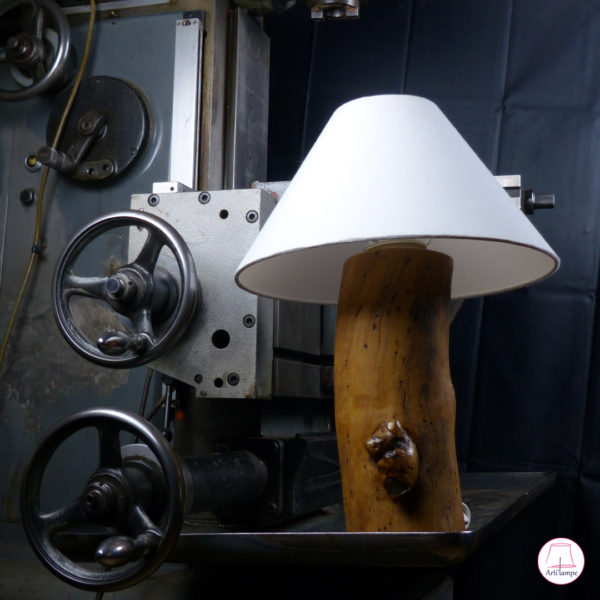 Lampe fabriquée en thuya avec abat-jour en coton. Handcrafted thuja lamp with lampshade made of cotton