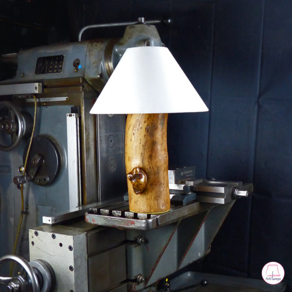 Lampe fabriquée en thuya avec abat-jour en coton. Handcrafted thuja lamp with lampshade made of cotton