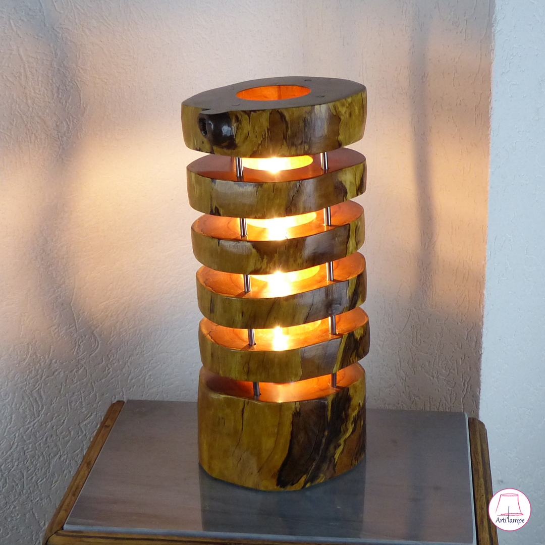 lampe artisanale en pommier avec six tranches espacées tenues avec 4 tiges en métal - wood lamp design - apple tree lamp with six spaced slices