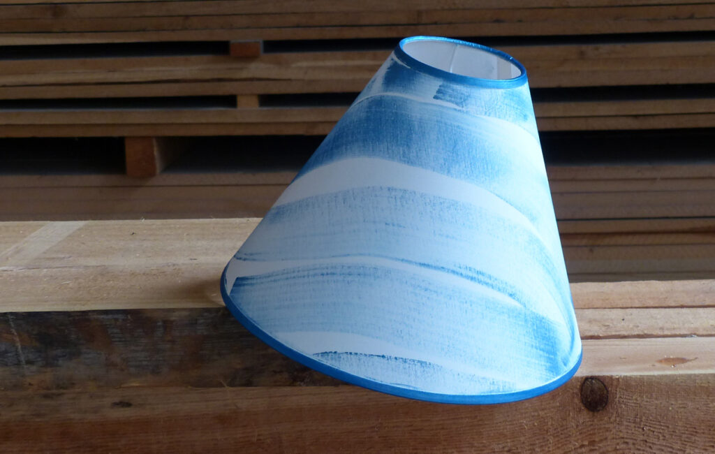 abat jour peint bleu blanc page abat-jour