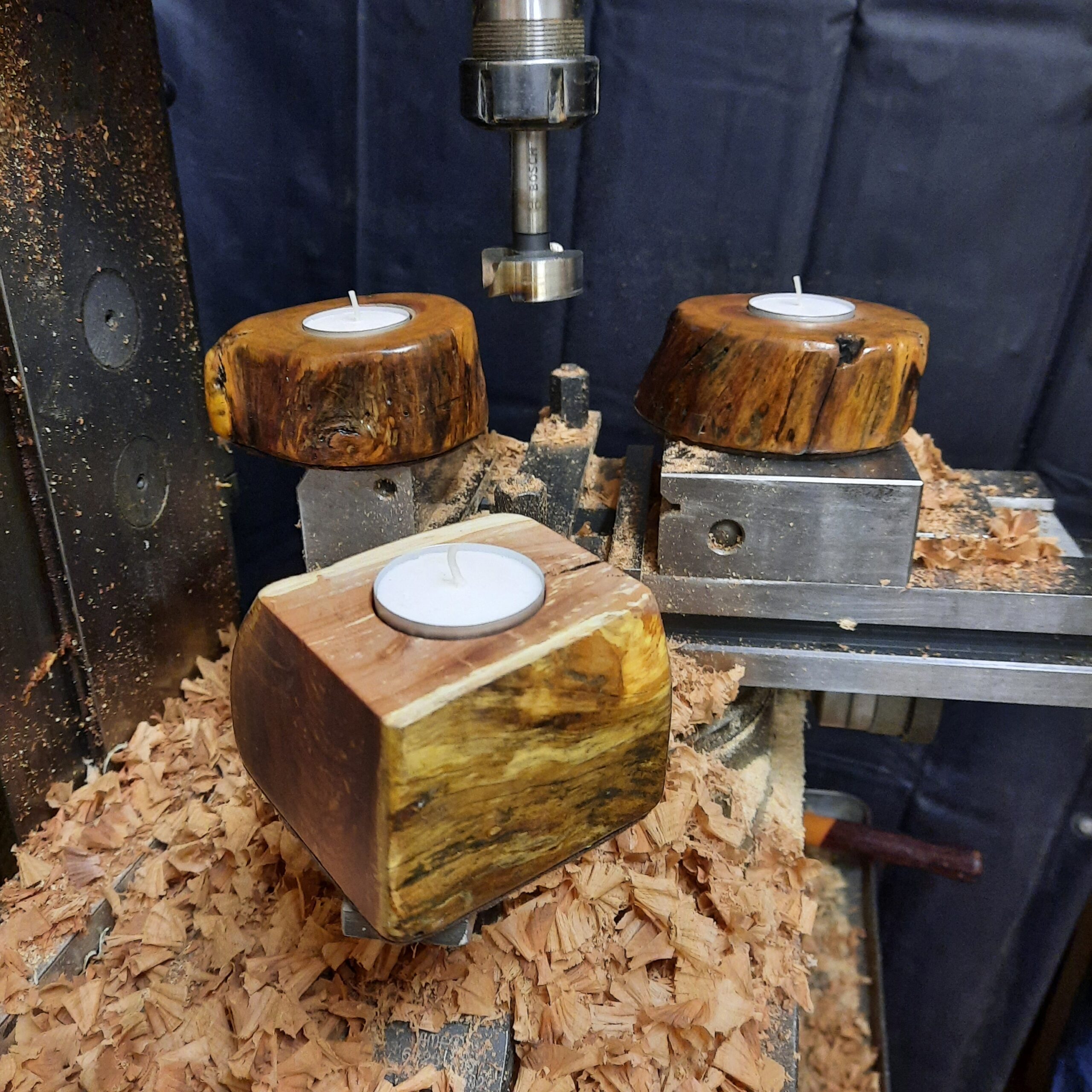 Bougeoirs en bois de pommier avec les copeaux