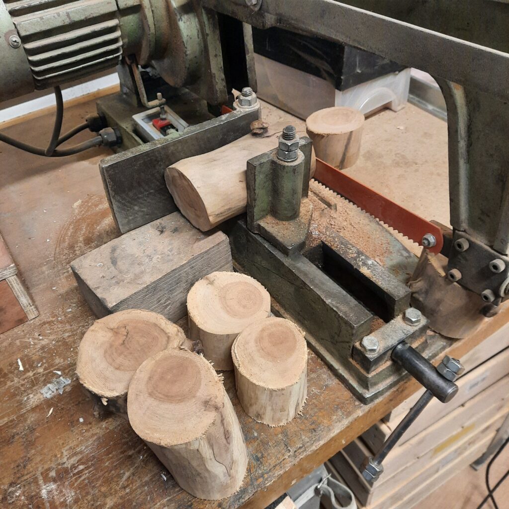Découpe des bougeoirs avec la scie