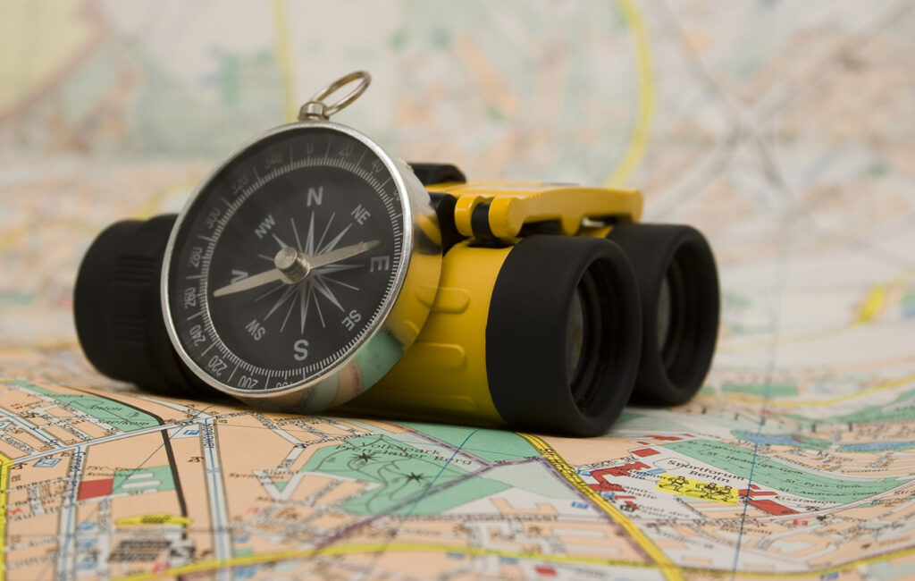 boussole carte et jumelles