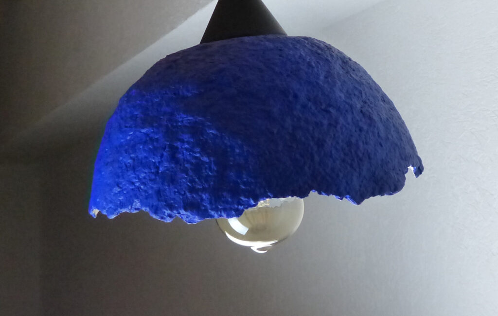 Lampe papier mâché bleue et blanche