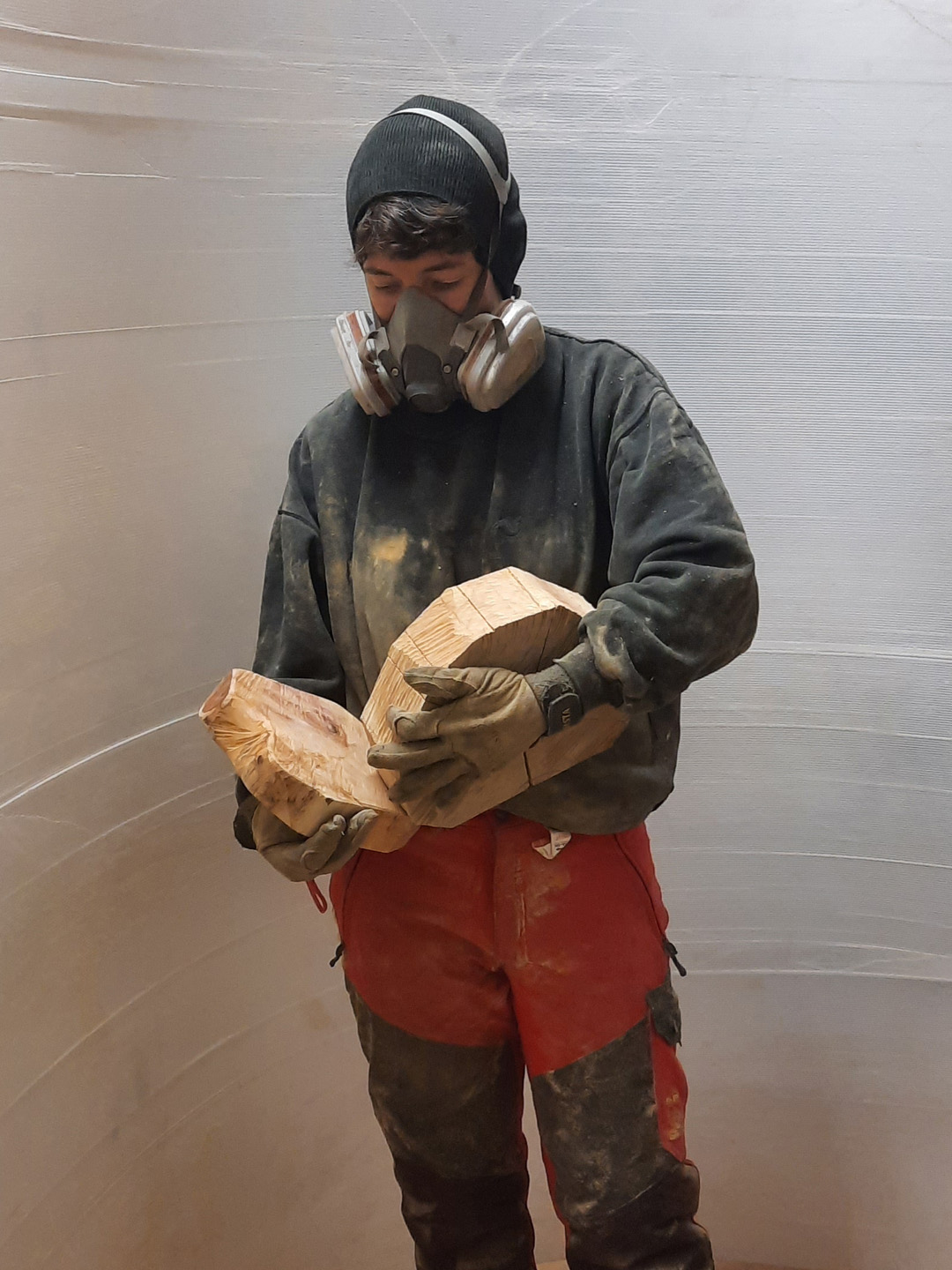 moi avec des tranches de bois dans les mains