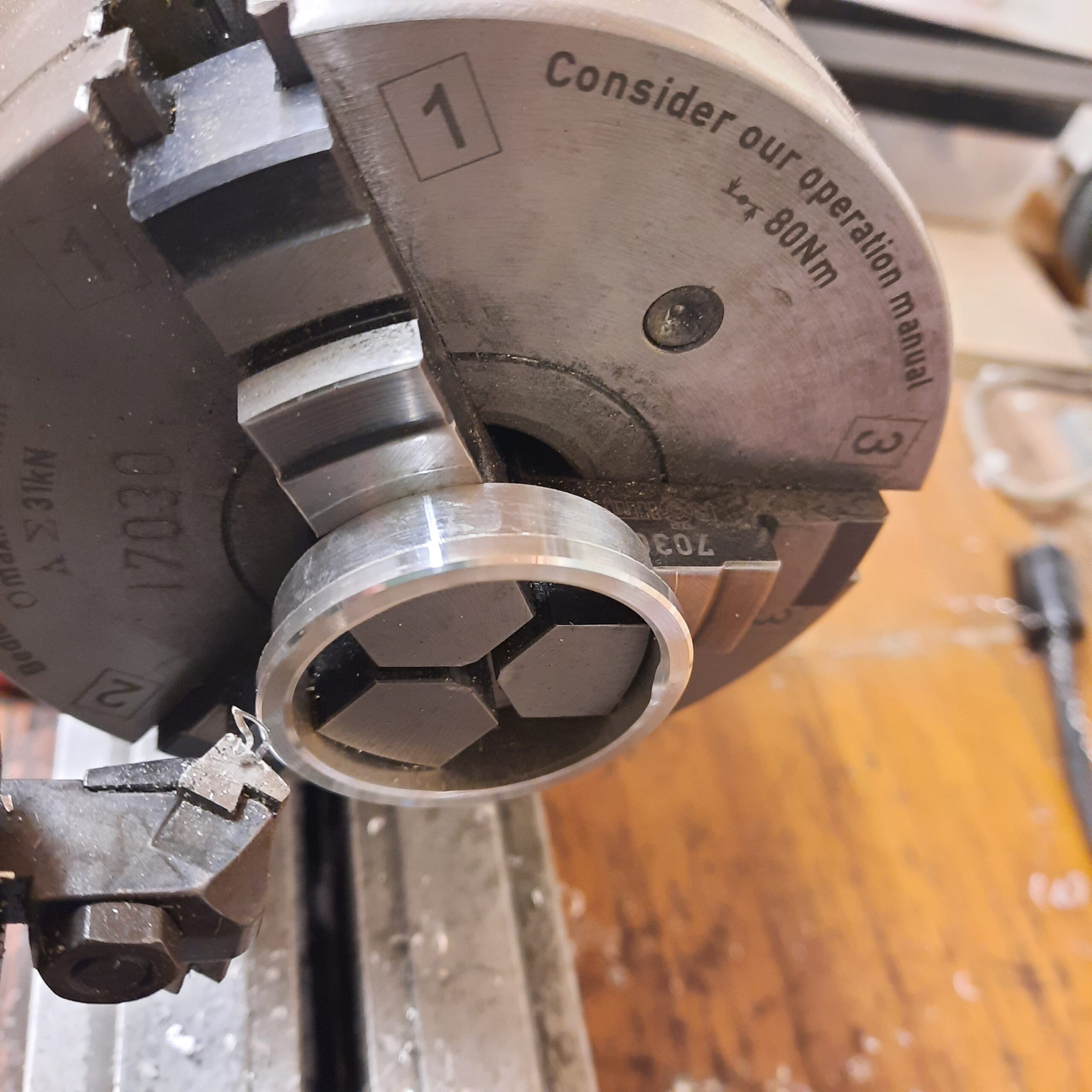 Usinage de la bague en aluminium pour le cache douille d'ampoule
