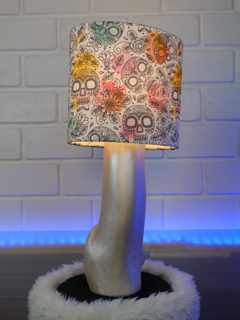 Lampe en bouleau grise abat-jour têtes de mort mexicaines