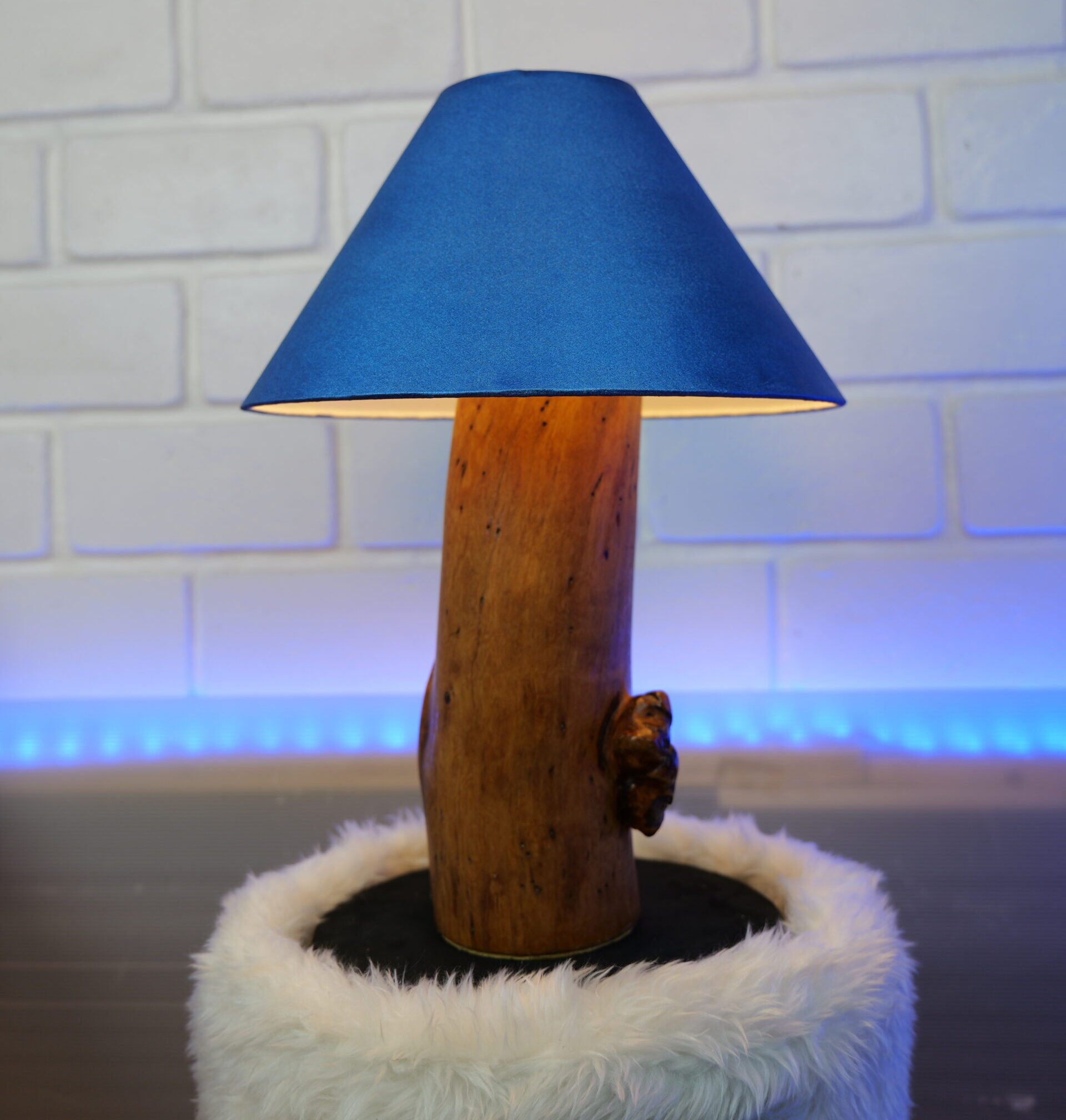Lampe en thuya avec noeuds abat-jour bleu métal