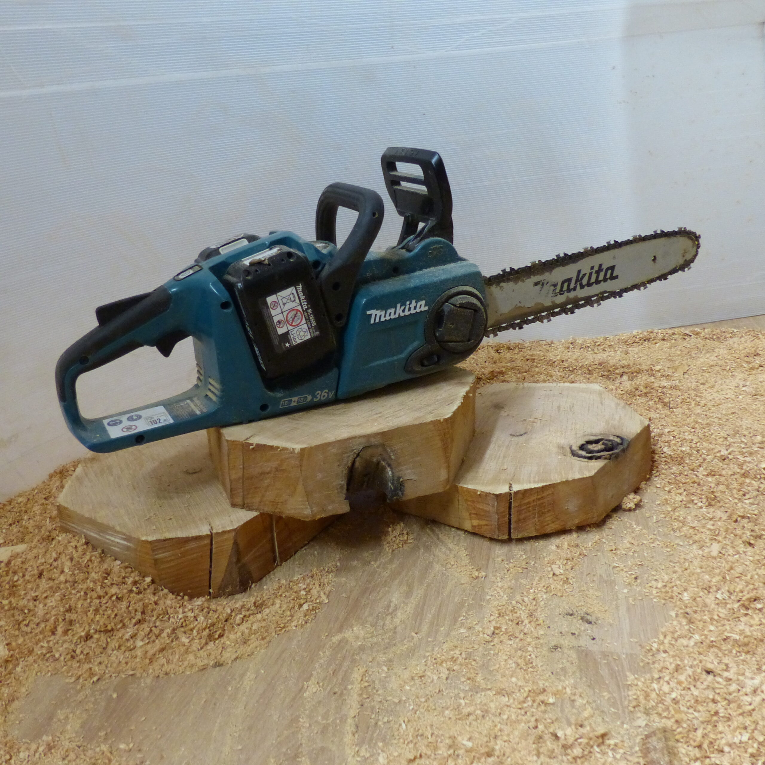 tronçonneuse Makita à accu pour la découpe des troncs