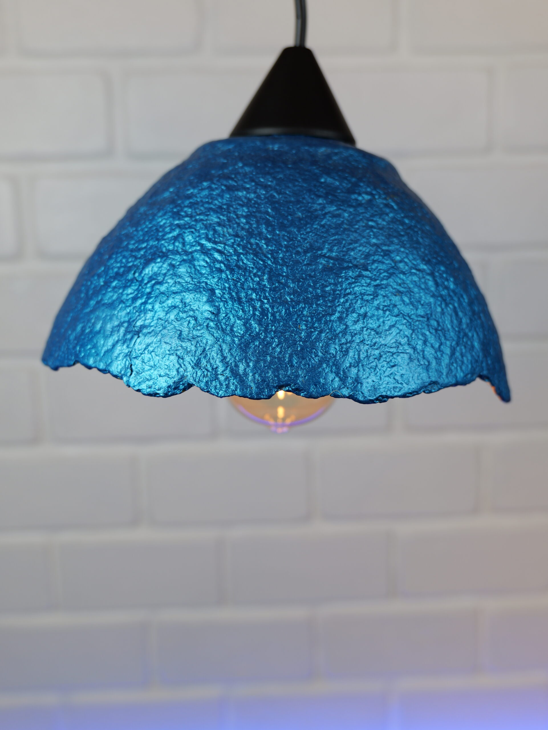 Lampe suspension en papier mâché turquoise et or métallisé