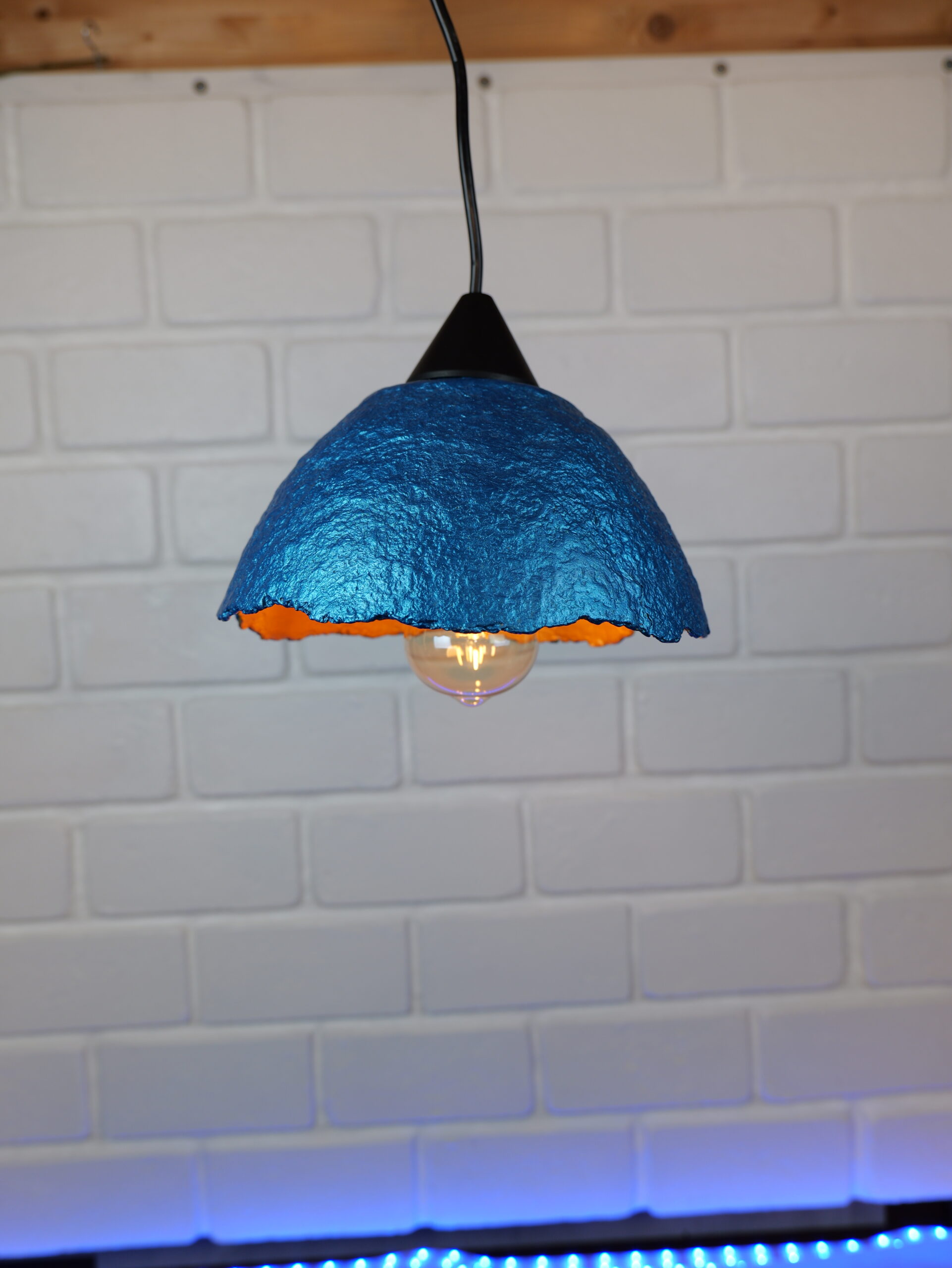 Lampe suspension en papier mâché turquoise et or métallisé