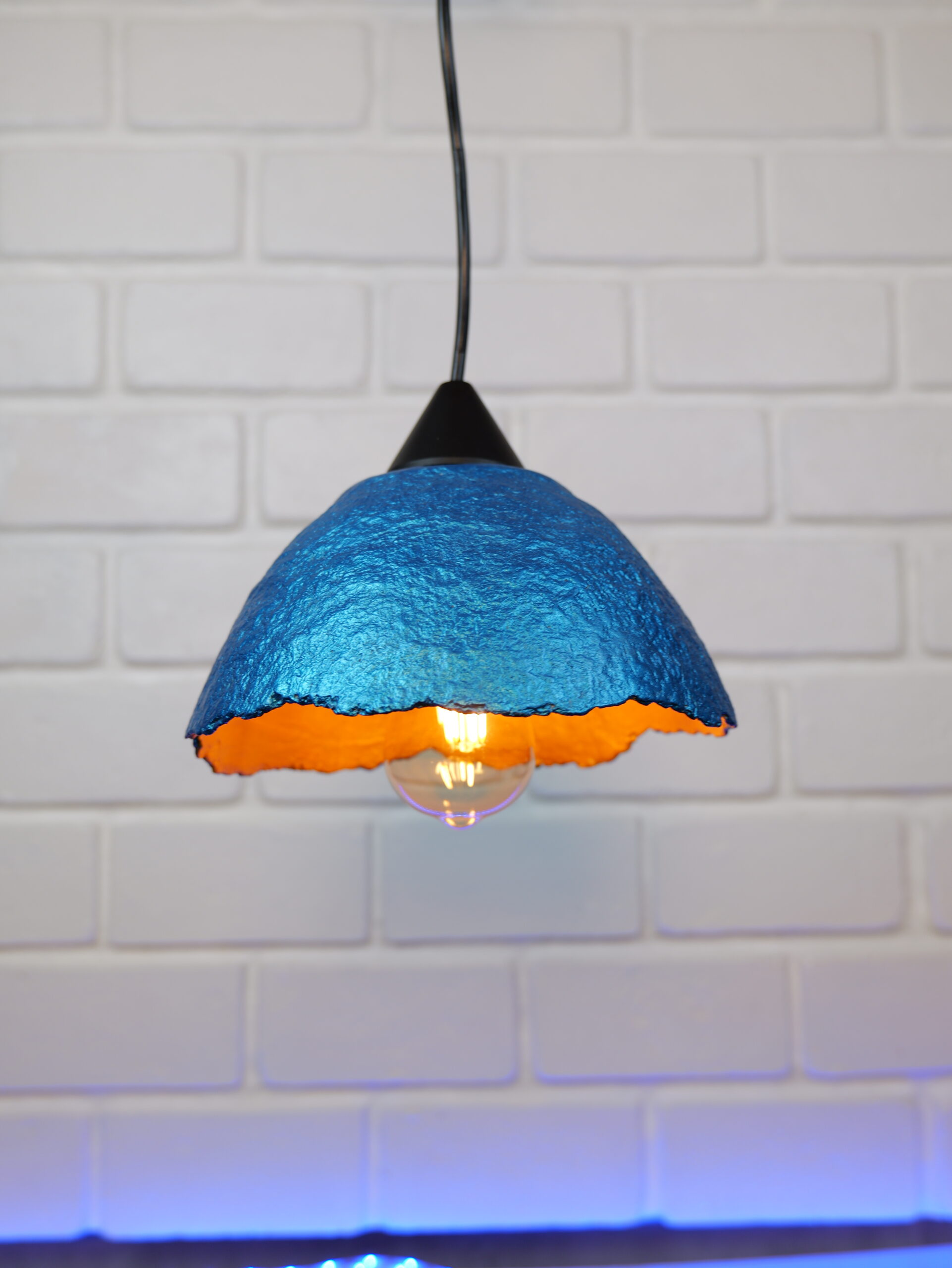 Lampe suspension en papier mâché turquoise et or métallisé