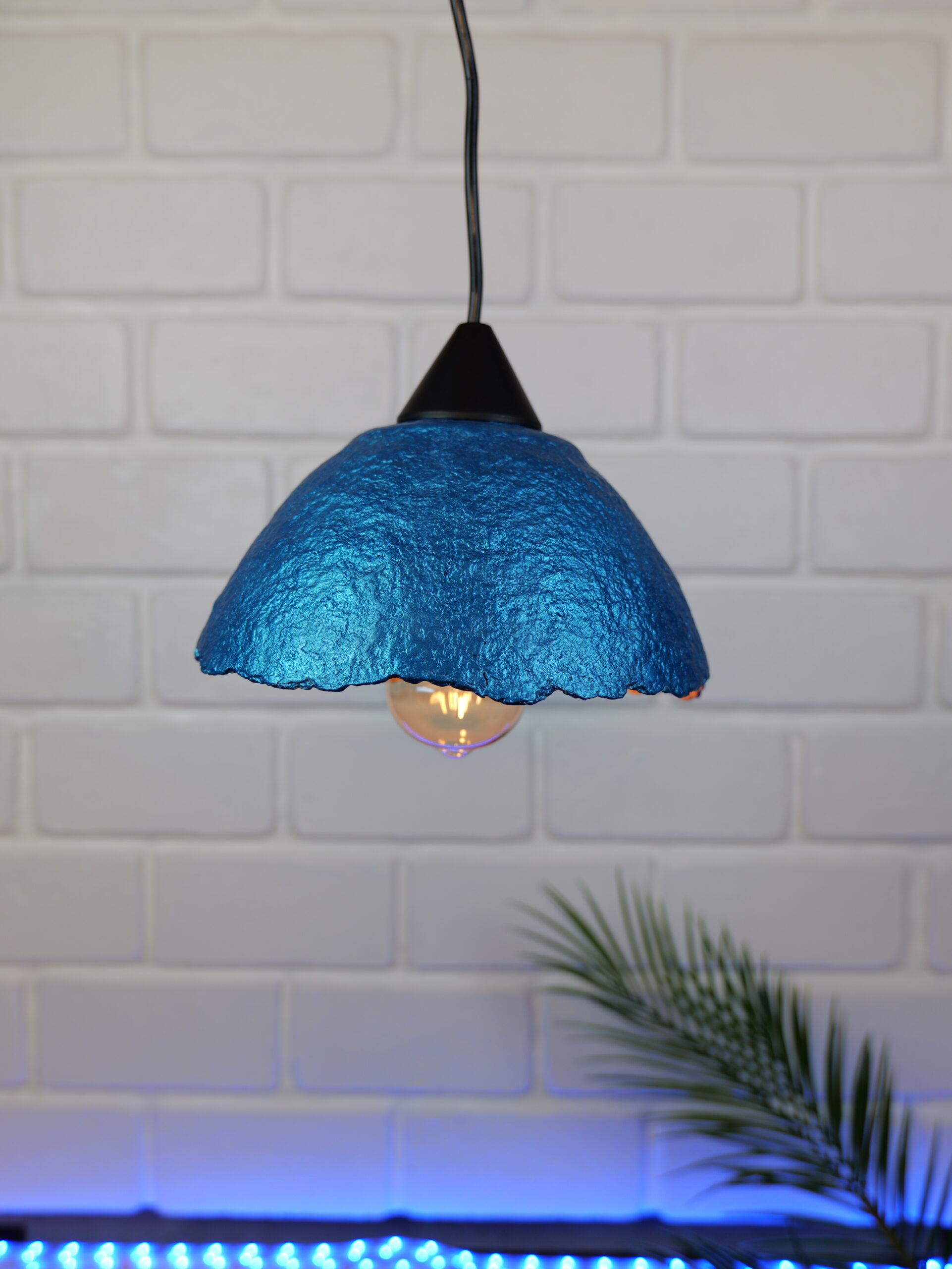 Lampe suspension en papier mâché turquoise et or métallisé